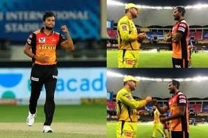 srh natarajan meets dhoni after the match and pics gone viral thum