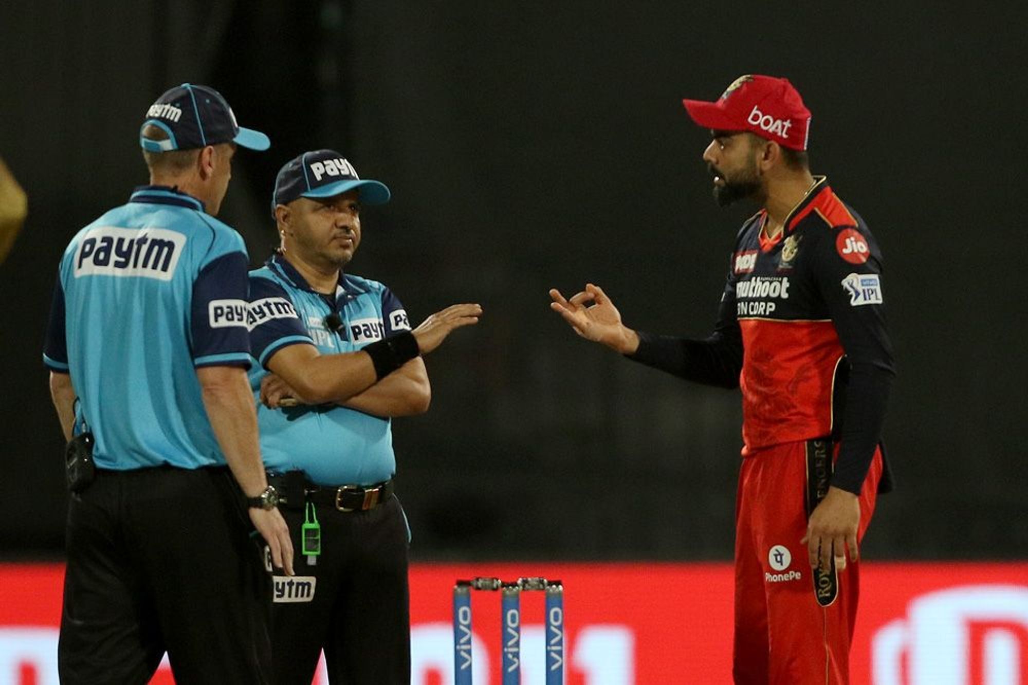 Kohli arguing with umpire