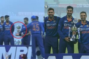 Rohit sharma handover trophy to youngsters