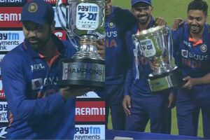 Rohit sharma hand over trophy to aavesh khan