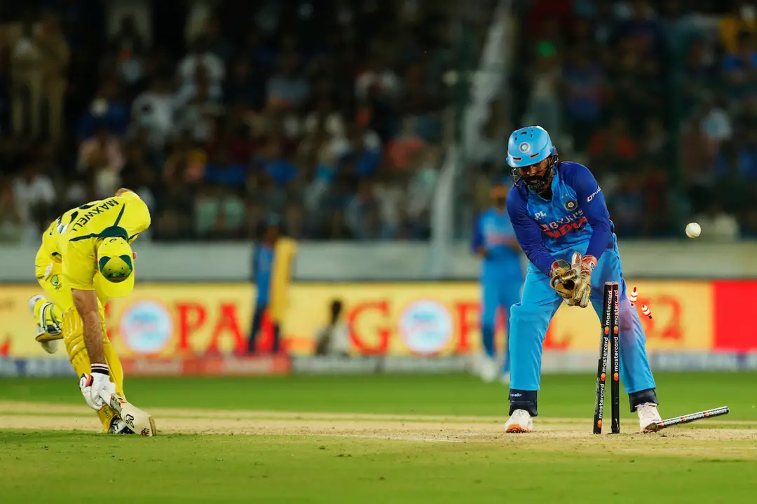glen maxwell ruout by dinesh karthik