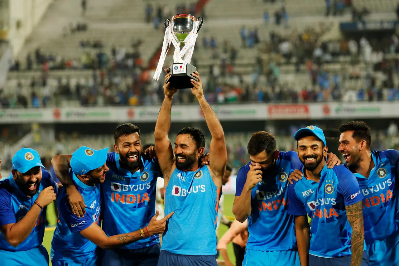 india with trophy 1